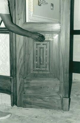 Porta no interior do Pavilhão Mourisco