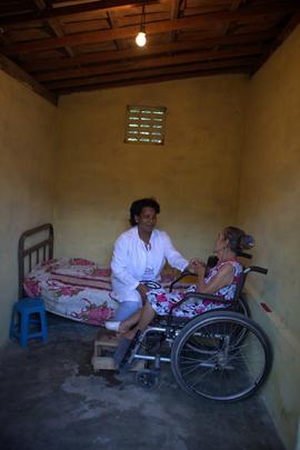 Bertha Payás Ríos atendendo paciente com dificuldade de locomoção em Pindoba