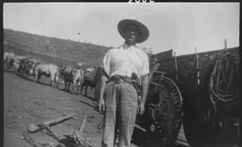 José Fernandes Caixeta, responsável pela captura de 20 macacos em 11 dias, na Fazenda do Pântano ...