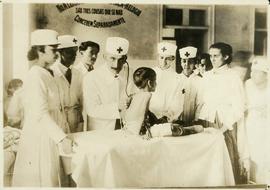 Moncorvo Filho consultando criança durante a epidemia de gripe espanhola de 1918