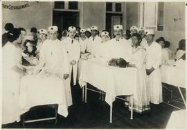 Os médicos Moncorvo Filho e Orlando de Góes atendendo pacientes no surto de gripe espanhola de 1918