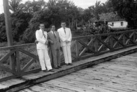 Zenon Rocha, Carlos Eugênio Porto e outra pessoa em ponte sobre o Rio Poti