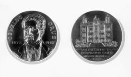 Frente e verso de medalha do prêmio Oswaldo Cruz- mérito científico (rosto de Oswaldo Cruz e Pavi...