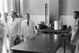 Governador José Augusto Varela e outros visitando a cozinha do Sanatório Getúlio Vargas