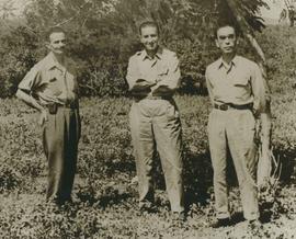 Celso Arcoverde de Freitas, à direita, com dois homens não identificados