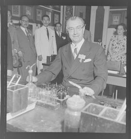 Visita dos congressistas ao Instituto Oswaldo Cruz. Visitante não identificado. Rio de Janeiro.