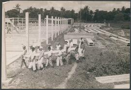 Operários instalando uma viga nas obras do Sanatório de Sancho