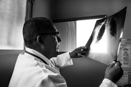 Luis Alciades Domenech examinando chapa de raio X em UBS de Pedra de Maria da Cruz