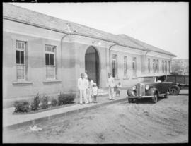 Pessoas em frente ao Hospital da cidade - Jacarezinho (PR)