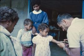 Profissionais de saúde atendendo a população local, Gohapin, Nova Caledônia, Oceania
