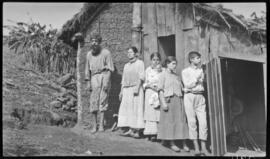 Grupo de pessoas na lateral de casa - Paraguai