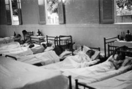 Pavilhão de mulheres no Hospital Oswaldo Cruz com leitos e doentes