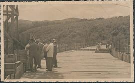 Pessoas vistoriando obras no Sanatório do Estado de Minas Gerais na Fazenda do Bom Sucesso