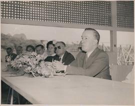 Pedro Calmon discursando em visita ao canteiro de obras do Sanatório de Curicica