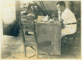 Evandro Chagas em seu rústico laboratório em Piratuba, Pará