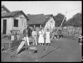 Pessoas no quintal da casa de José Cândido onde foi registrado o primeiro caso de Febre Amarela s...