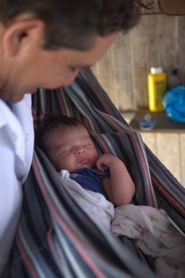 Abel Del Toro Pereza e um bebê durante atendimento domiciliar