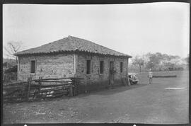 Homens na residência onde Francisco Augusto de Carvalho adoeceu e faleceu de Febre Amarela - Uber...