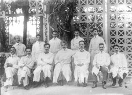 Oswaldo Cruz, Carlos Chagas, Arthur Neiva e outros cientistas reunidos na Casa de Chá, em Manguinhos