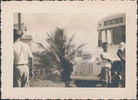 Ambulância do Serviço Nacional de Tuberculose com mulher não identificada em destaque