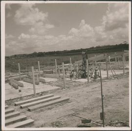 Operários instalando uma viga com uma empilhadeira elétrica nas obras do Sanatório de Sancho