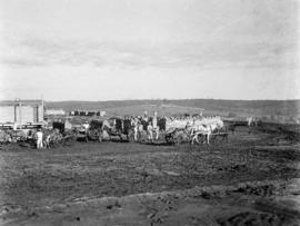 Operários trabalhando com carroças nas obras do Sanatório Aimorés