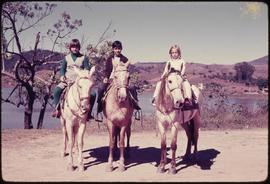 Nelson Lacombe e crianças montadas a cavalo