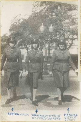 Bertha Moraes, Virgínia Portocarrero e Maria Luiza Vilela Henry com os uniformes de passeio