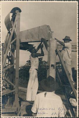 Operários na montagem das primeiras vigas do Sanatório de Sancho