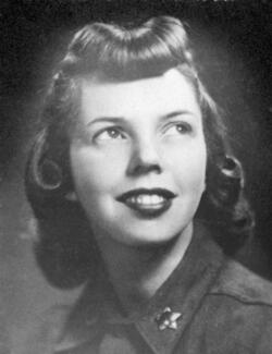 Retrato em preto e branco de Virgínia. Ela aparece do busto para cima, sorri com o rosto levemente voltado para a esquerda e olha para o alto. Tem pele clara, cabelos escuros e ondulados, na altura do ombro, com cachos nas laterais e franja modelada. Usa uma blusa escura com um broche em forma de estrela preso à gola.